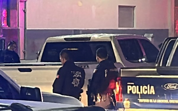 Balean a pareja en table dance