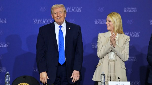 Despide Trump a Pam Bondi