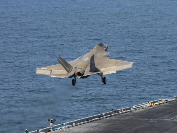 Rescatan vivo a tripulante de caza estadounidense derribado por Irán