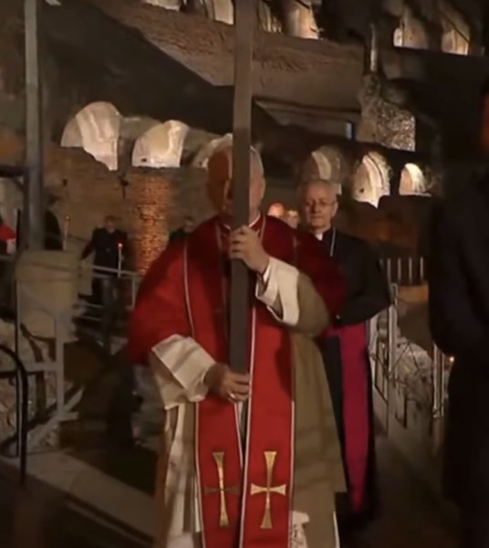 León XIV hace historia en el Coliseo