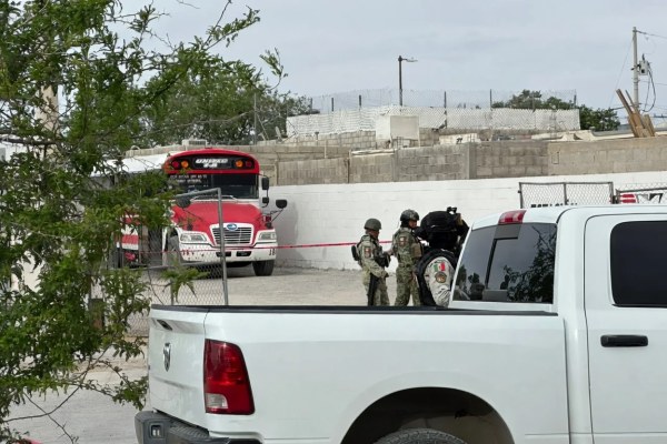 Sicarios suben a camión y ejecutan a uno