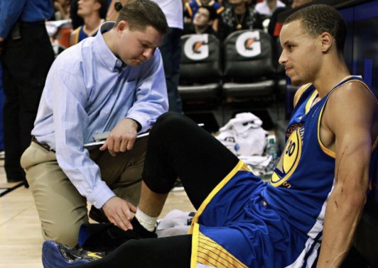 ¿Peligra Curry? Los Warriors tiemblan por su rodilla