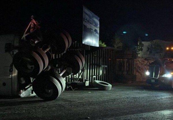 Vuelca remolque en carretera a Juárez