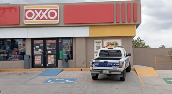 Roba Oxxo fingiendo ser empleado