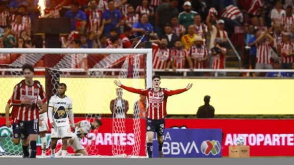 Chivas empatan a Pumas con polémico penal