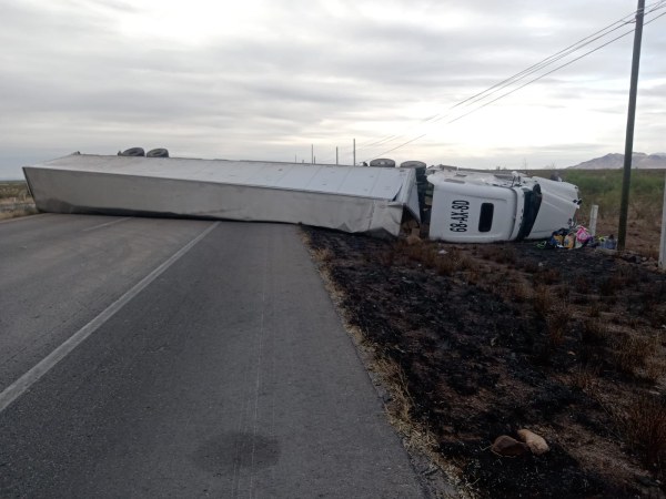 Vuelca tráiler en carretera a Delicias
