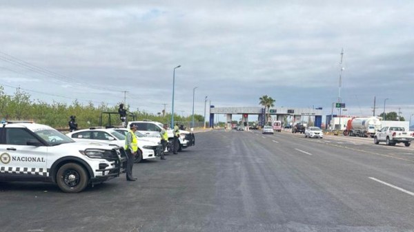 Reportan bloqueos en tres carreteras