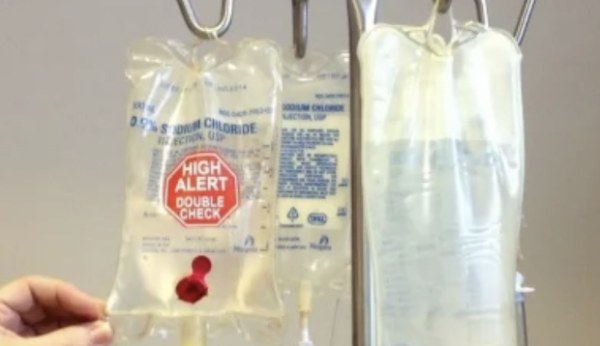 Suero vitamínico le causó quemadura de órganos: narra hermano de víctima