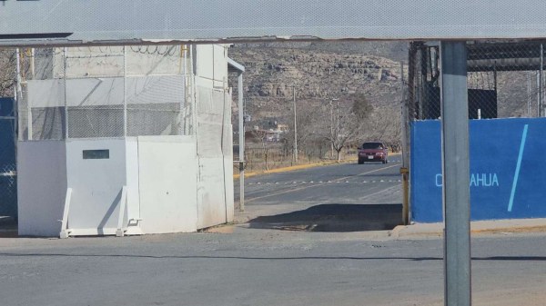 Lo atacan a balazos afuera del Cereso