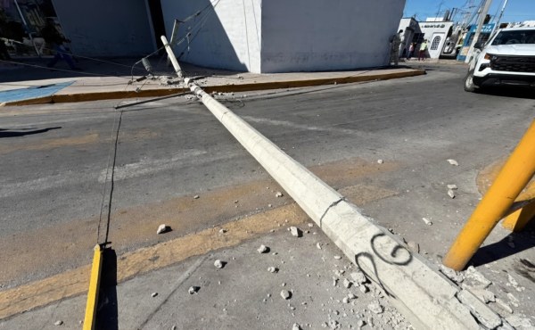 Hummer derriba poste de CFE en la Tecnológico