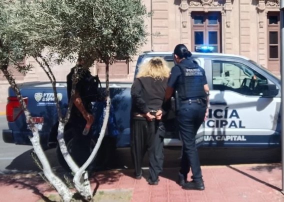 Detienen a mujer por desnudarse en el centro