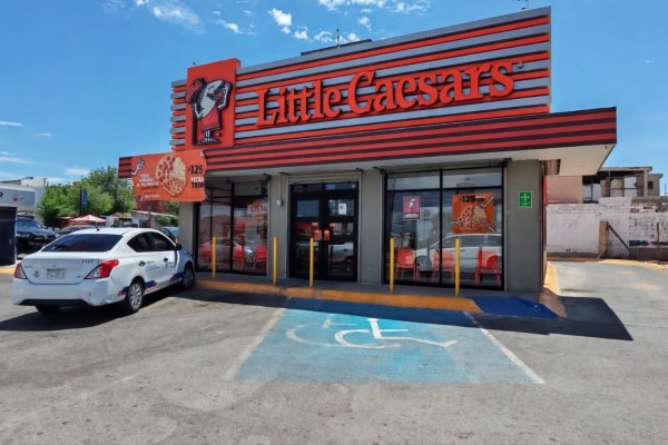 Colocan sellos de suspensión en Little Caesars