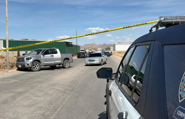 Atacan a balazos a policías; detienen a dos