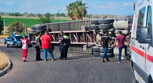 Vuelca tráiler repleto de cerveza