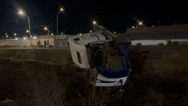 Vuelca tráiler en Punta Oriente