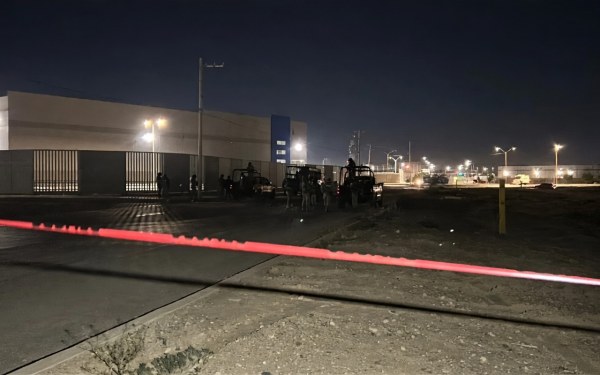 Dejan encobijado en baldío