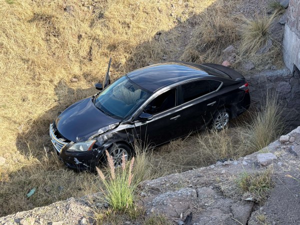 Cae auto a canal en Los Nogales