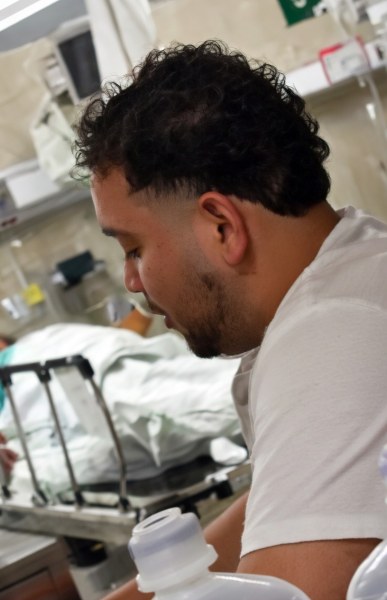 Enfermero del IMSS conmueve con serenata a pacientes en Lomas Verdes