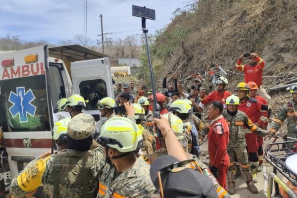 Rescatan con vida a minero tras 14 días atrapado en mina