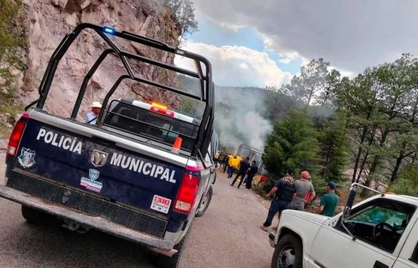 Se incendia camión en carretera a Parral
