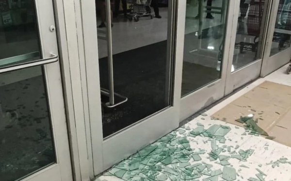 Pareja intenta asaltar supermercado; lesionan guardia y destrozan cristales
