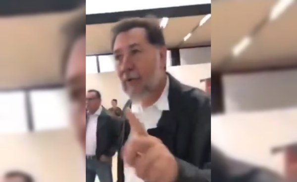 Increpan a Fernández Noroña en aeropuerto de Tijuana