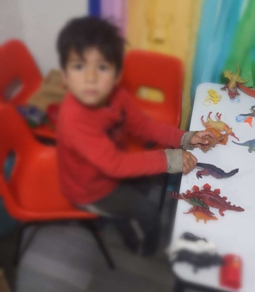 Buscan a familiares de menor; fue hallado solo