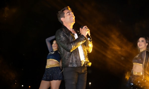 Omar Chaparro protagonizó el show de medio tiempo entre Caudillos Vs Raptors