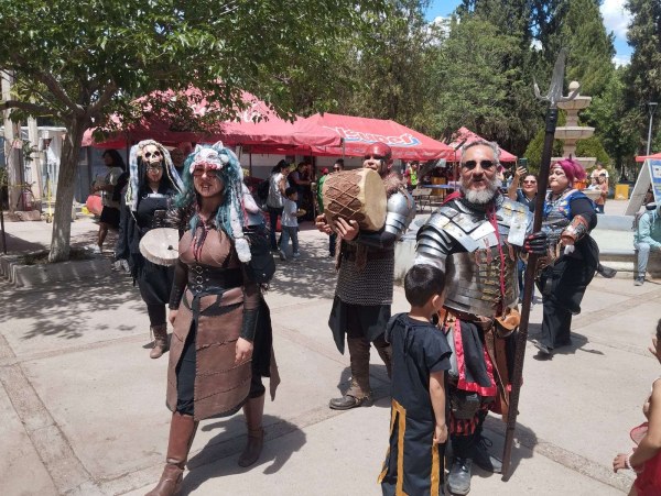Disfrutan de domingo medieval en La Deportiva