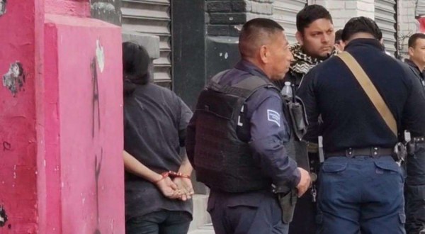 Mujeres riñen en el centro