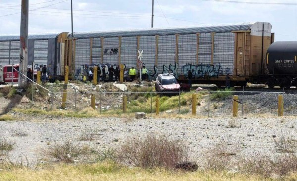 Le choca tren al intentar ganarle el paso