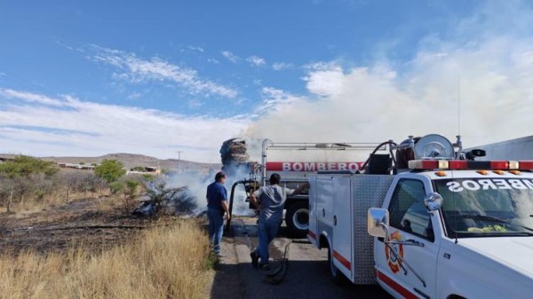 Se incendia camión en vía corta Parral-Chihuahua