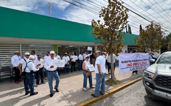 Protestan jubilados afuera de la CFE