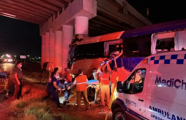 Mueren cuatro tras chocar autobús del IMSS en la vía Delicias-Chihuahua