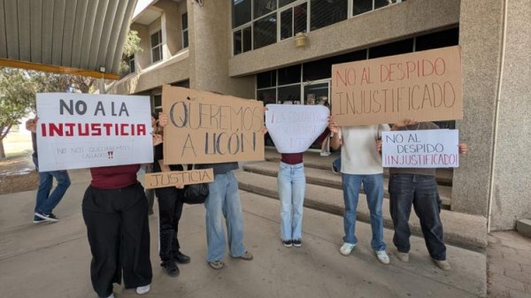 Protestan alumnos por salida de profesor