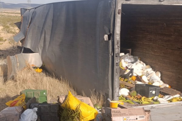 Muere tras volcar en carretera a Juárez