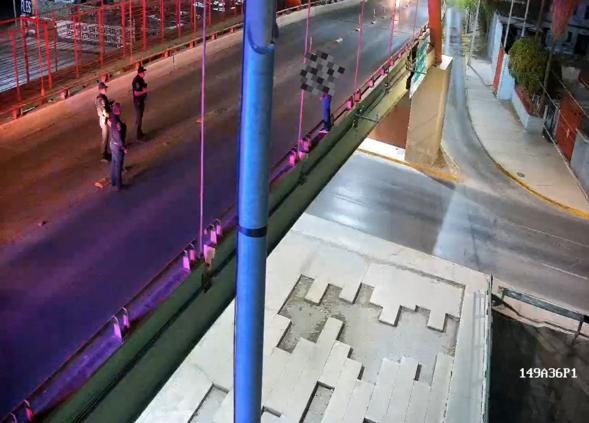 Rescatan a joven en puente