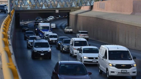 Reportan caos vial en Teófilo Borunda y Periférico de la Juventud
