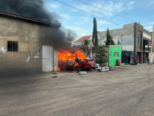 Lo detienen por incendiar auto