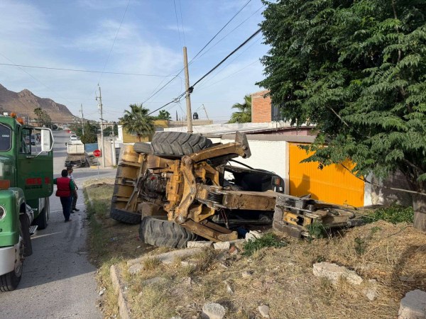Vuelca excavadora en San Rafael