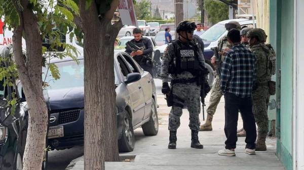 Balean a mujer dentro de auto