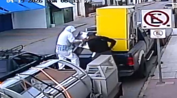 Roban heladería en el centro