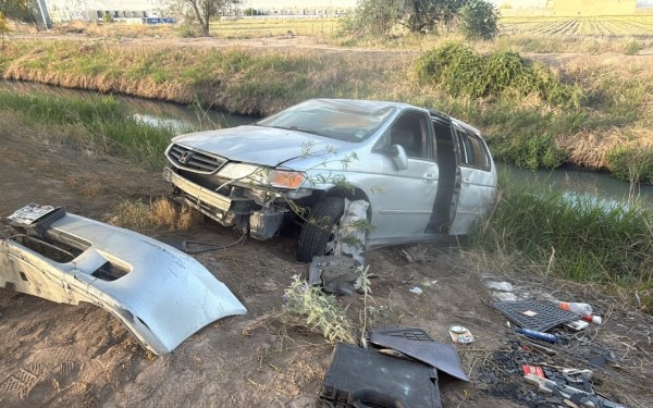 Conductora abandona camioneta tras volcar