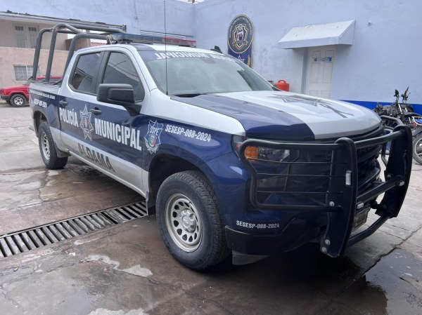 Armados obligan a familia a intercambiar autos