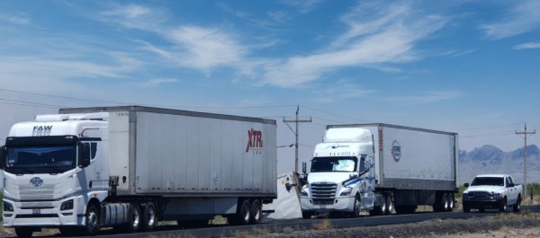 Vuelca tráiler en carretera a Chihuahua