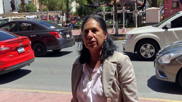 Protesta madre de desaparecido frente a Palacio