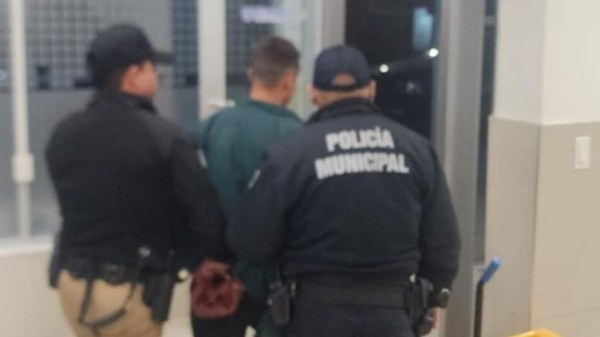 Detienen a hombre intoxicado tras ocultarse en ductos de agencia de autos