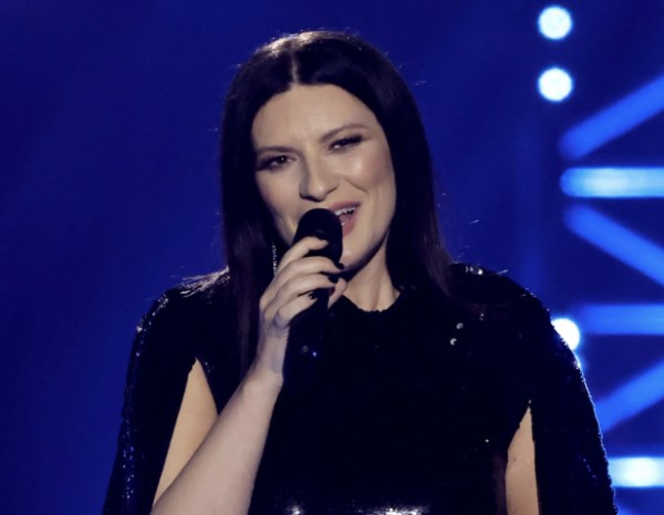 Laura Pausini se disculpa tras regañar a fans; su gira por México sigue en pie