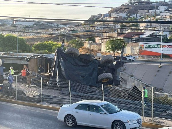 Vuelca grúa en obra de gaza del Teófilo Borunda