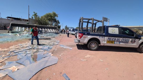 Vuelca remolque con toneladas de vidrio en vialidad Sacramento